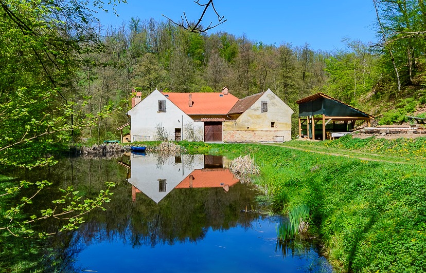 Koupě historické budovy u hradu Veveří